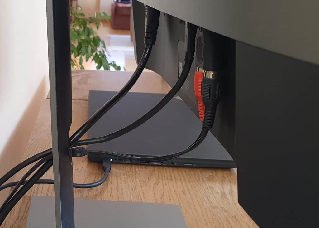 U2721DE mit angeschlossenem Netzkabel, USB-C zum Notebook, 3.5mm Klinke zu Lautsprechern und dahinter versteckt ein Unifying Empfänger
