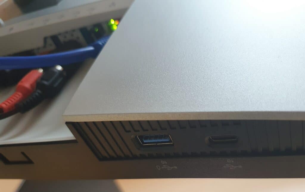 Dell U2722DE USB-A und USB-C Port an der Unterseite