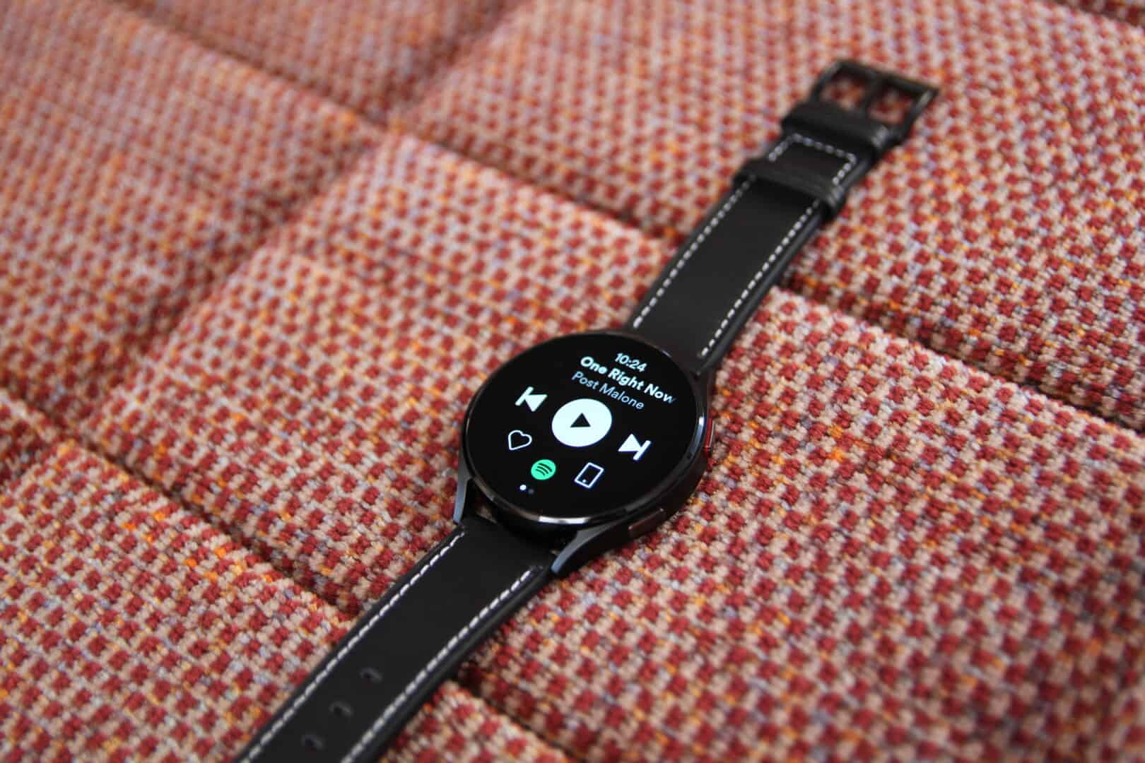 Samsung Galaxy Watch 4 44mm mit schwarzem Lederarmband