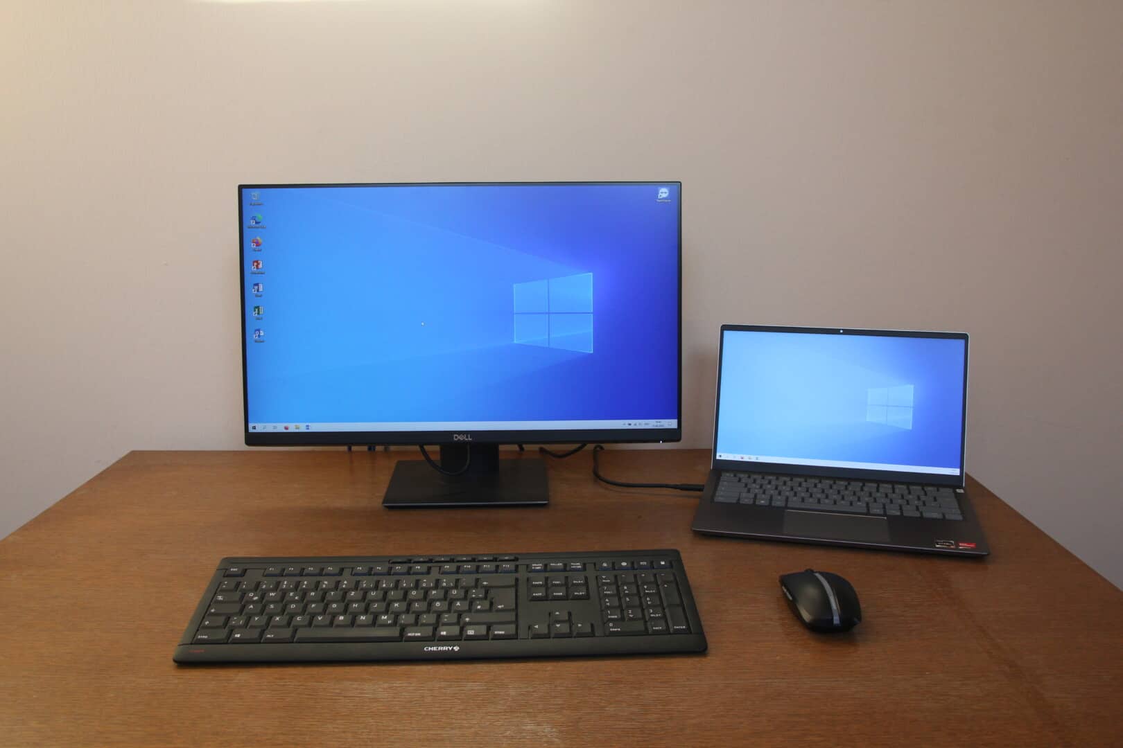 Dell Inspiron 5415, Dell P2419HC und Cherry Stream Desktop