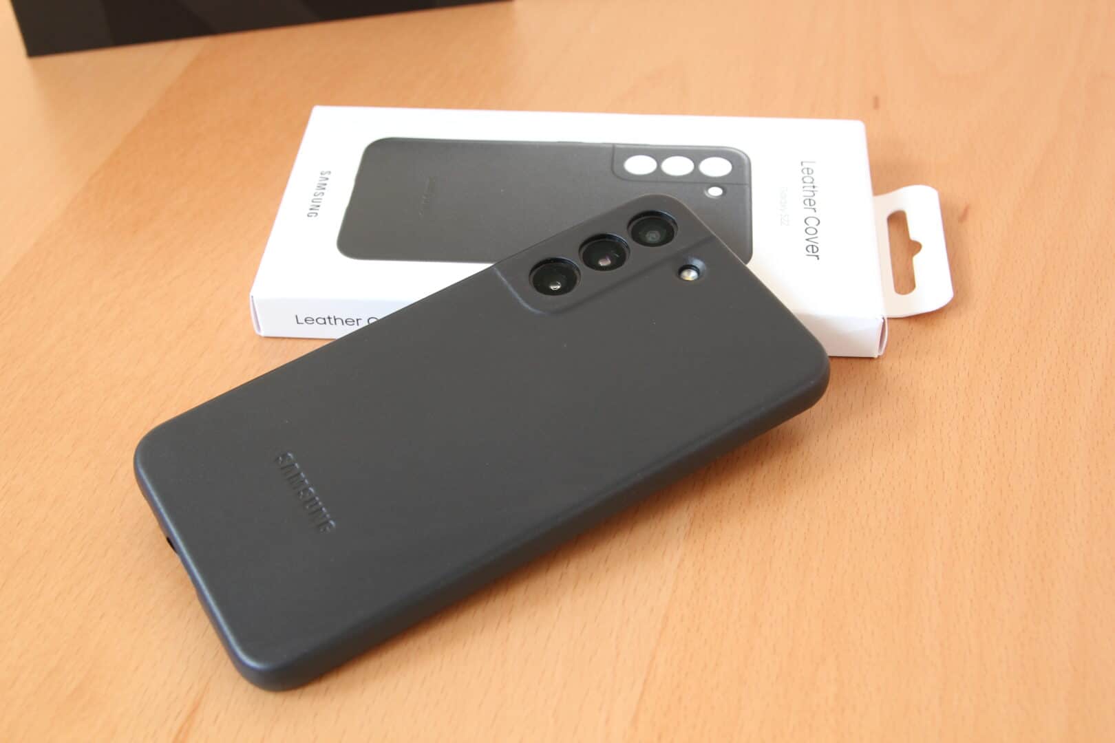 Samsung Galaxy S22 mit Samsung Leather Cover (EF-VS901) in schwarz