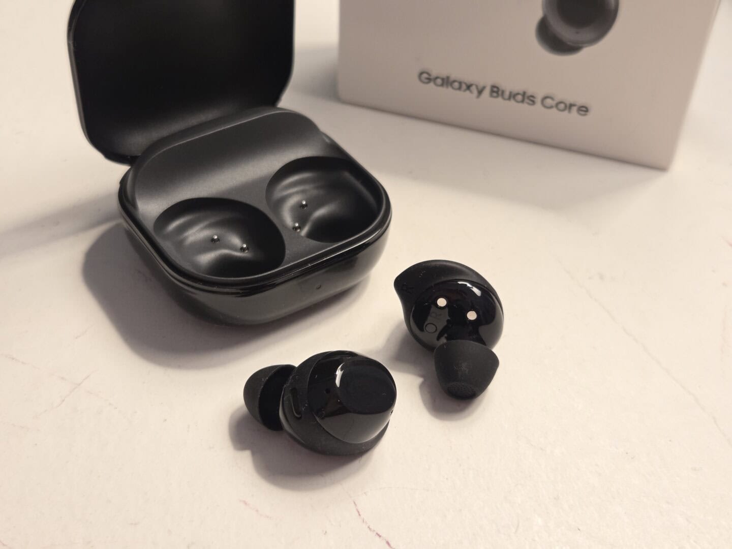 Galaxy Buds Core Bluetooth-In-Ear-Kopfhörer, schwarz, mit Ladecase.